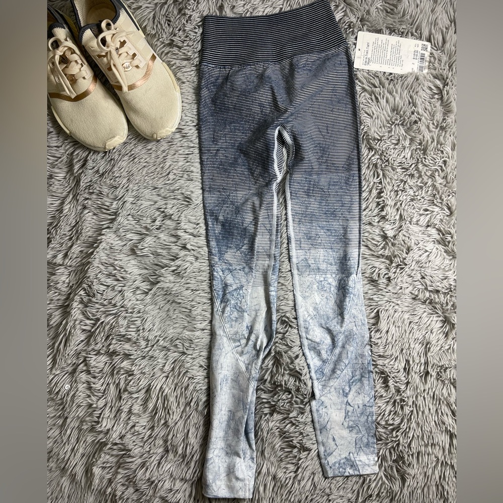 NWT Lululemon Ebb to Train Tight *Wash
White / Black / Luna size 2